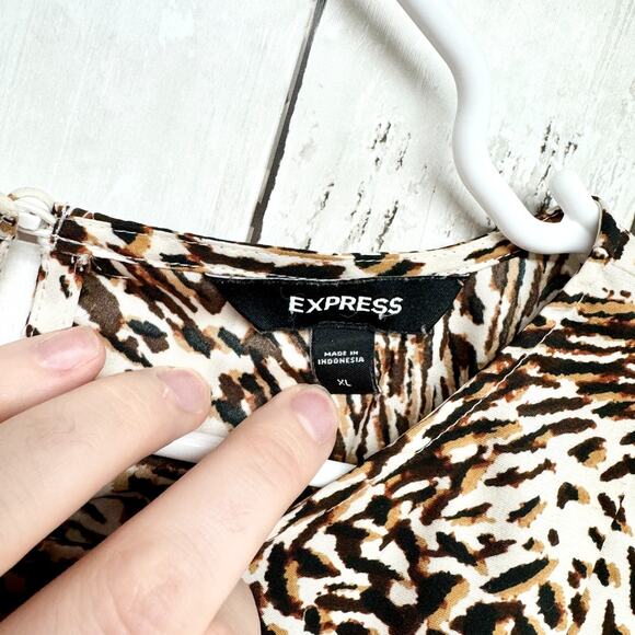 Express Blouse Women Size XL Abstract Animal Print Pleated Shoulder Top - Picture 2 of 4